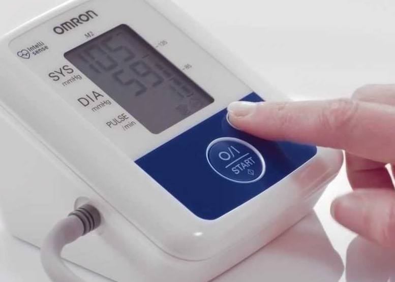 طريقة استخدام جهاز قياس الضغط omron بشكل مفصل